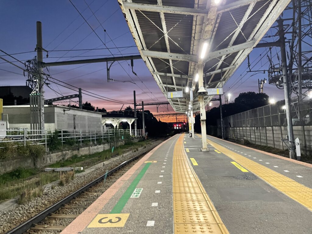 夕暮れの浅野駅の扇町から鶴見方面行きのホーム